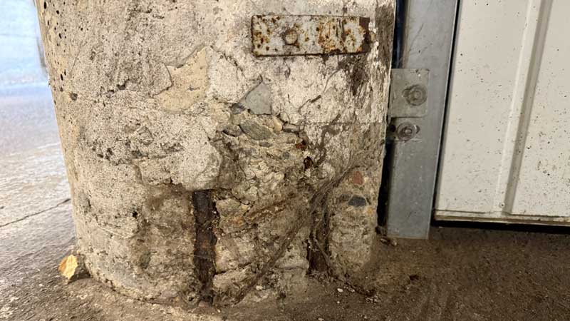 Sanierungsplanung - Korrodierte Bewehrung an einem Stützenfuß einer Parkgarage in Wesseling.