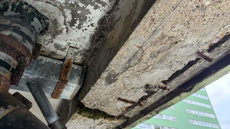 Sanierungsplanung - Korrodierte Bewehrung des Unterzugs einer Parkgarage in Wesseling.